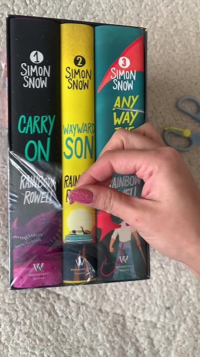 Carry On Unboxing and Review | Simon Snow Series