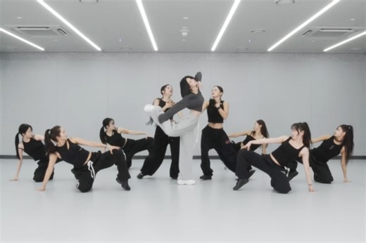 Watch: ITZY's Yeji Gives A Master Class On Serving In Dance Practice Video For "Air" | Soompi