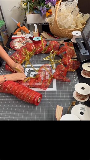 79K views · 333 reactions | Creating the Perfect Wreath Base with a 10-Inch MeshIf you’re a wreath maker, you know the base sets the tone for the entire design. ✨ | BBCrafts | Facebook