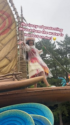 33K views · 10K reactions | When it rains at Tokyo Disney, the characters wear these rain coats in the parade! ️ #TokyoDisneyland #東京ディズニーランド #moana #disneyprincess #disneyprincesses #tdl #tdr #disneyparks #rollercoaster #amusementpark #themepark #instatpr #themeparkreview | Theme Park Review | Facebook