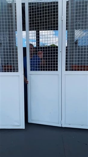 Olhar esse octógono montado enche nosso coração de orgulho de ver que Queimados vai sediar o MAC16. Um evento que reúne grandes lutadores e que além disso vai homenagear um dos maiores nomes da luta do país e do mundo: José Aldo. É Queimados fazendo história com o maior evento esportivo da cidade e homenageado uma das lendas do esporte. Viva o esporte, Viva o MMA, Viva Queimados! Te esperamos amanhã a partir das 19h aqui no Metodista! 📍 Ginásio Metodista de Queimados — Pacaembu 📅 A partir das 