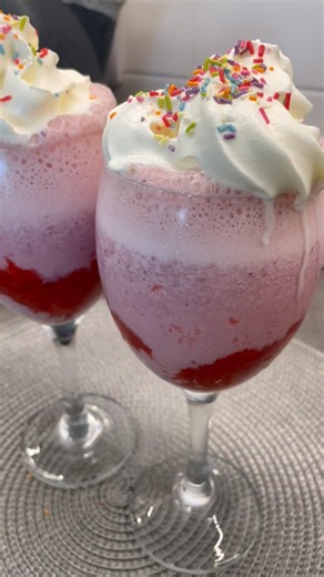How to make strawberry milkshake! 🍓😋 #milkshake #strawberry