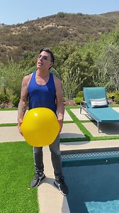 #tuteratip Summer Time is a great time for casual parties with friends at home. Make your next Summer Time party a great EXPERIENCE for all with just a few simple tips ... #summer2021 #summerpartytip #partyideas | David Tutera