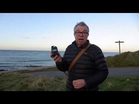 How to use a hand-held light meter. (Sekonic Flashmate Light Meter)