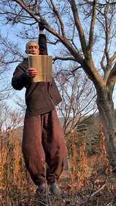 “Cultivate the body, discipline the mind, and your spirit will rise above.” – Laozi (Tao Te Ching) 🎥Featuring 邵宏庚 shaohonggeng 1️⃣Follow @shaolinworldwide page for more amazing Shaolin Kungfu, beautiful places in China & inspirational philosophy! 🐉 2️⃣Subscribe to our YouTube channel for exclusive video content including teachings, music meditations, history & interviews! 🎬 3️⃣ Add your email to our mailing list at www.ShaolinWW.com (Link in bio) so you don’t miss out on exclusive retreats, e