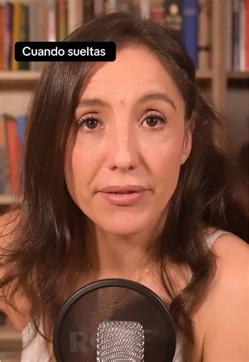 Cuando sueltas, lo primero que aparece no es paz. Aparece el vacío que evitabas, el silencio que no sabías sostener y las emociones que llevabas años tapando para poder seguir. Aparece la tristeza no sentida, el miedo anestesiado con ruido, con personas o con control, y ahí es cuando muchos creen que soltar no está funcionando. Pero la verdad es esta: la paz no llega al principio, la paz llega después de atravesarte, de quedarte cuando duele y de dejar de huir de ti. Soltar no es sentirte bien, 