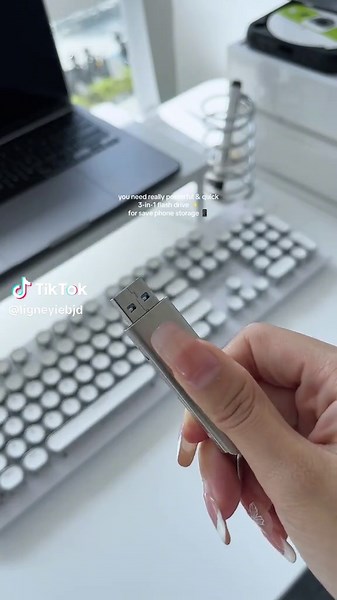 new fav flash pen drive 🎧✨works on IOS,android and pc >>> it really can save their storage 🙌 #memorystorage #tablet #iphone #usbstorage #tiktokmademebuyit #spotlight #dealdrops #giftideas #techtok