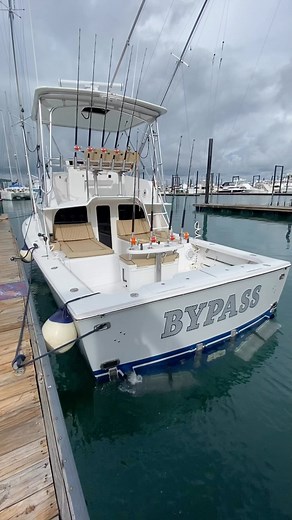 Bypass Sportfishing on Instagram: "1982 Blackfin 32 “BYPASS” 2020 Engines volvo penta D6 evc 2.0 380hp (900 hrs) with palm beach controls sync single lever and trolling valve (all services by volvo dealer in Panama) -New genset 2020 #nextgen 5.5kw with 980 hrs -Electronics (2) simrad nss evo 3s 12” with autopilot nac-2 / (1) garmin/ volvopenta display 8412xsv -Radar halo 4 simrad -New tower -Center rigger -Outriggers #Rupp - new Hardtop -All new lightning system (deck, interior, hard top, spread