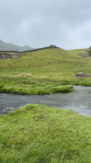 Slater’s Bridge is a small, picturesque stone footbridge located in the Lake District National Park, Cumbria, England. It crosses the River Brathay in Little Langdale, and is one of the most charming and photographed packhorse bridges in the region. #littlelangdale #SlatersBridge #cumbria #thelakedistrict | Europe attractions