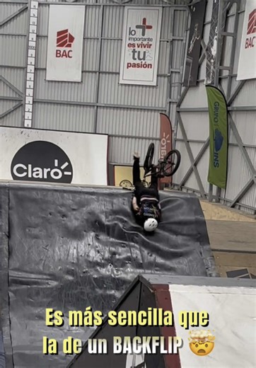 FRONTFLIP O BACKFLIP?😵‍💫🤯 - When you see that landing from a frontflip is easier than landing from a backflip! #bike #bmx #caidas