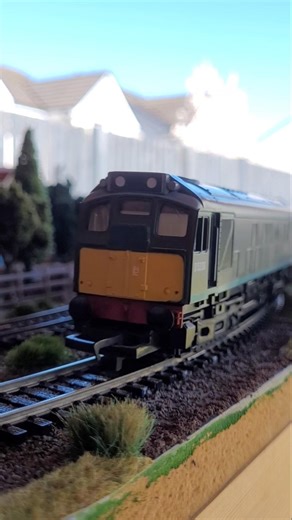 Hornby OO BR Class 25 runs around a bend while hulling a MK1 passenger service | #oogauge