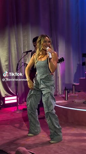Hilary Duff performs the ICONIC With Love choreo 😭 @hilaryduff @Hilary Duff HQ #hilaryduff #smallroomsbignerves #withlove #disneychannel #lizziemcguire