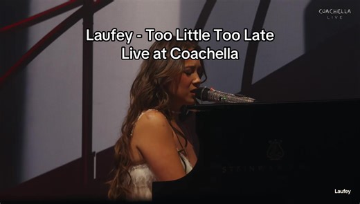 Laufey Performs