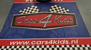 NU 10% KERST KORTING OP DEZE BUMPER CAR ANGRY BIRDS 🎅🎁 Met deze unieke elektrische Bumper Car kunnen kinderen lekker rondscheuren zonder dat je je als ouder druk hoeft te maken dat er iets kapot gaat. Dit komt omdat deze Bumper Car uitgerust is met een rubberen stootrand waardoor de kids zonder enige zorgen rond kunnen crossen. Ook kan deze Bumper Car met behulp van zijn joysticks of de afstandsbediening geheel 360 graden in het rond draaien. Deze Bumper Car is tevens ook geheel onder licentie