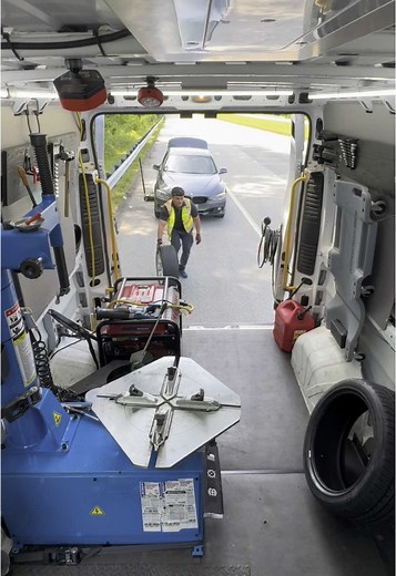 Mobile Tire Replacement Guide for Highway Emergencies