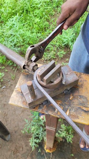 Tools for converting square bars into round bars