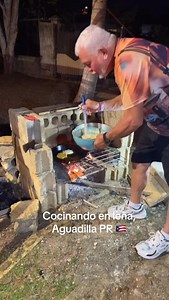 Cocinando en leña, Desde Aguadilla PR 🇵🇷 #tradicion #cocinaenleña #aguadilla #navidad #puertorico @vianniel.garcia @edgarmatias2 | Denisse Villanueva Pérez