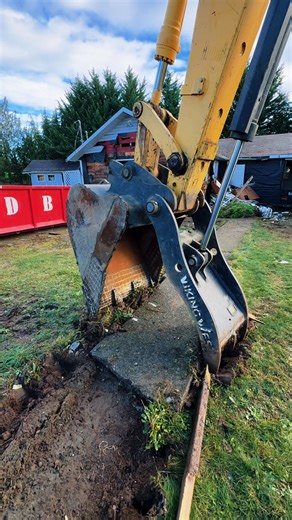 Warming Up the Machine the Right Way Before the real demolition starts, there’s a process. You don’t just go full speed and start swinging. You take a few controlled grabs, feel the machine, test your reach, and build confidence in every movement. This warm-up sets the tone for the entire job. Precision Before Power Picking up broken concrete first isn’t random. It’s about control, balance, and understanding how the machine responds. Working relief lines, adjusting your grip, and stacking cleanl