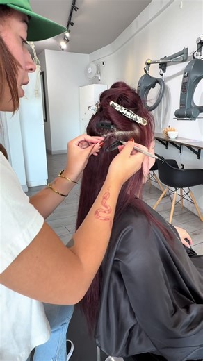 Locket hair extensions ✨ light weight small wefts placed around the whole head with beads. The whole install takes 45mins - 1 hour 👏🏽 #lakewoodhairstylist #longbeachhairextensions #lbhairstylist #ochairstylist