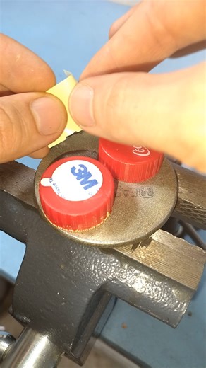 Simple Creative on Instagram: "Great method to sharpen a knife to a razor sharp edge. Knife sharpening tips and tricks that really work #diy #knife #sharpening #tipsandtricks #fblifestyle"