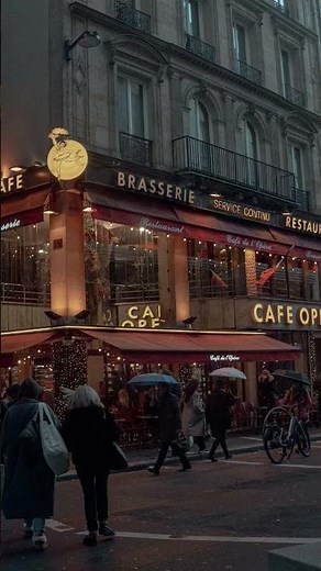 🎬 Un voyage visuel à travers Paris : Des hauteurs de la Tour Eiffel à la vie dans les cafés.