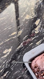 🍌 🍫 BANANA BREAD CON CHOCOLATE 🍌🍫 (o llamalo como quieras 🤣) Seguime para más recetas así de saludables, fáciles y ricas ♥️ @yaminutri 🙌🏻En toda la receta (con proteína en polvo sabor chocolate) encontrás 1081 kcal - 89 g de HDC - 73 g de PROT - 48 g de GR 🙌🏻 En toda la receta (con harina de avena) encontrás 1051 kcal - 121 g de HDC - 38 g de PROT - 46 g de GR 💪🏻Ingredientes 2 bananas medianas 2 huevos 4 sobres de edulcorante apto para cocción 60 g de pasta de maní sin azúcar 50 g de 