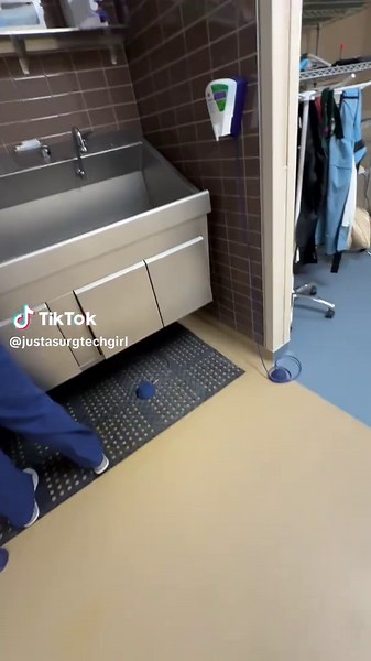 a lot of small cases today but got to observe a finger amputation! 🤯 #surgicaltechnologist #operatingroomlife #surgicaltechstudent #cst #fyp #fypシ #trending #dayinmylife #clinicals