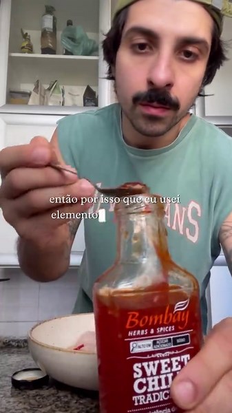 Crudo de tilápia com molho de caqui e sweet chilli! Um pouquinho de elegância pra um dos peixes mais acessíveis do mercado Ingredientes (serve até 2 pessoas como entradinha compartilhada): 300g de filé de tilápia 1 1/2 caqui maduro 1/2 pimenta dedo-de-moça cortada sem sementes 50g de aparas da tilápia 1 pedaço pequeno de gengibre 1/2 cebola pequena Suco de 1 limão siciliano grande ou 2 pequenos 1 copo de água 4 a 5 pedras de gelo Sal a gosto Mix de pimentas da Bombay Finalização: 1 maxixe cortad