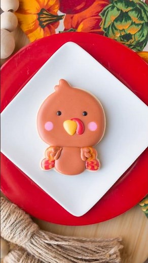 Cute turkey cookie decorated with royal icing for Thanksgiving #relaxingvideo #cookiedecorating