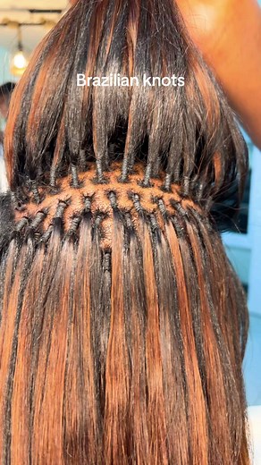 What are Brazilian Knots Hair Extensions? –This method is kind to the hair. It is one of the safest hair extensions method as no glue, tape or heat is used. Brazilian knot is the longest lasting but safe hair extensions method that we know of. You can save on time and money as you only need to get the extensions done once every 3-4 months. The extensions will safely grow out with your natural hair. For bookings and inquiries link on bio 📍lyric house 3rd floor 📱 0714 182 855 🚫stiff hair 🚫Bori