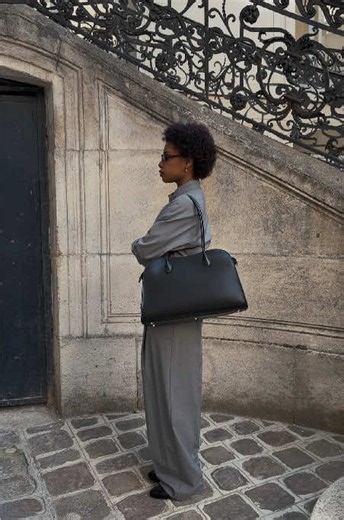 Un grand sac pour emporter toutes vos affaires, tout en restant élégante ? Découvrez le BOX Hopper 👜 #lancasterparis #bag