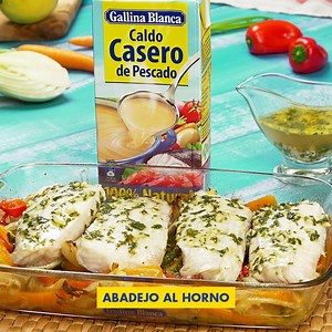 Estos días apetece comer un buen pescado al horno. Esta receta de 🍴💛🐟ABADEJO AL HORNO🐟💛🍴 sienta de maravilla y es perfecta para los más pequeños de la casa porque casi no tiene ni escamas ni espinas. ¡Os va a encantar! #caldocasero #gallinablanca | Gallina Blanca