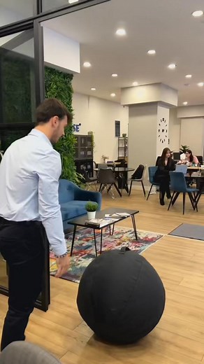 7.3K views · 29 reactions | Ez nem az, amit az ingatlanosoktól megszoktál.  Fiatalos, pörgős, innovatív – így csináljuk Mi az értékesítést!  Van eladó ingatlanod? Vagy kipróbálnád magad egy next level csapatban? Akkor írj nekünk!  #NextGenRealtors #fiatalok #jelentkezz #álláslehetőség #EladóIngatlan #Ingatlanos #RealEstate | Next Gen Realtors by DH | Facebook