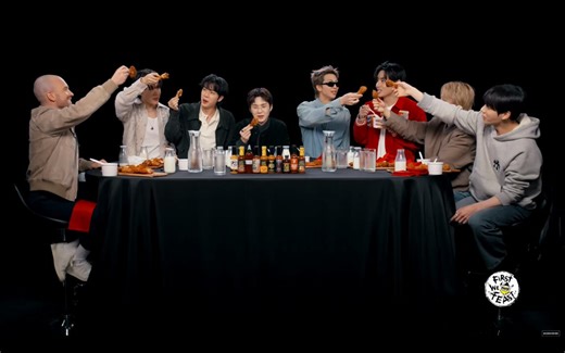 ตอนกินไก่เผ็ดด่านสุดท้ายเอ็นดูบังทันมาก ㅋㅋㅋ สรุปคนกินเผ็ดเก่งสุดคือจีมินกะจองกุก ผ่านด่านความเผ็ดทุกเลเวลตั้งแต่เวลา 1-10 แล้วความโหดคือเลเวลสุดท้ายซอสเผ็ดมาก รายการเลยให้จิ้มเป็นดิปพอไม่คลุกกะไก่มาให้ แต่จองกุกคือปาดซอสจนหายเรียบ ชิวกว่าเพื่อนเลย