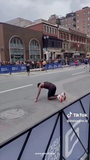 Di tengah panasnya persaingan Boston Marathon, ada satu momen yang justru bikin publik tersentuh, dan viral di sosial media. Terekam seorang pelari tiba-tiba mengalami kram menjelang garis finis, dan membuat dirinya kesusahan untuk mencapai hal terseubt. Melihat kejadian tersebut, beberapa peserta lain malah memilih berhenti, mengulurkan bantuan, dan bareng-bareng membantunya menyelesaikan lomba. Aksi yang kelihatannya sederhana ini justru jadi bukti kalau sportivitas, empati, dan rasa kemanusia