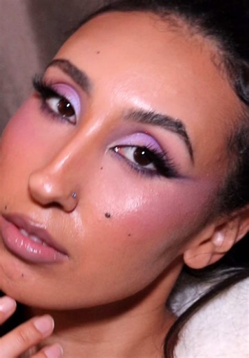 ✨PURPLE VALENTINES MAKEUP✨ Tried a sultry purple eye look 💜 Learning to be creative again with eyeshadow✨ What do you think? Products Used Brows @anastasiabeverlyhills Brow Freeze Gel @benefitcosmetics Precisely, My Brow Pencil (4.5) Eyes @colourpopcosmetics All Amethyst Pressed Powder Palette @colourpopcosmetics BFF Crème Gel Liner (Swerve) @benefitcosmetics They’re Real Magnet Mascara Foundation @tartecosmetics Shape Tape Foundation (natural tan medium) Concealer @fentybeauty We’re Even Hydra