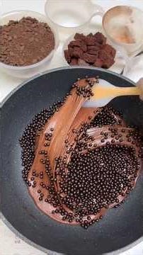 An immersive process of making "strawberry-only snowflake crisps" using sugar-free marshmallows