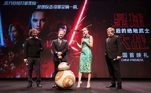 《星球大战》中国首映主创齐聚 超萌机器人BB-8讨好导演