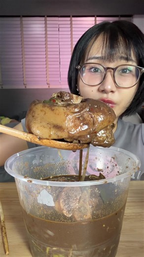 อยากเป็นหมูที่ต้มในก๋วยเตียวอันนี้ คงจะมีความสุขน่าดู #ร้านริมทางไทยสายไหม56 #เตี๋ยวตกยกขา #ขาหมูริมทางไทย #tiktokพากิน