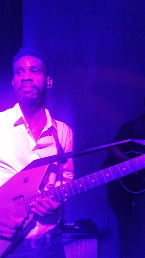 8.7K reactions · 66 shares | Ouverture des eaux Mer Rouge / Traçage feeling Quand le chemin semble fermé, il suffit parfois d’un geste, d’un souffle, d’un feeling. Comme les eaux de la mer Rouge, certaines barrières ne cèdent que devant la foi et la persévérance. Ici, chaque note trace un passage, chaque accord ouvre une voie. - Exode 14:21 | Mack Bertrand | Facebook