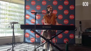 The multitalented singer, songwriter and comedian Gillian Cosgriff joined Jo Trilling on ABC Radio Perth to perform her new song, 'Here's What I Love About Perth' ❤ | ABC Perth