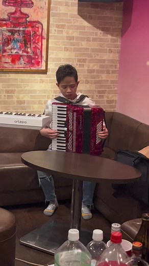 生まれつきの全盲です😎 幼い頃から音楽が大好きで独学耳コピでピアノとアコーディオン🪗を弾いています😊#全盲 #ピアノ #アコーディオン #耳コピ #楽しみ方 #うちの子デビュー #葉加瀬太郎 #情熱大陸