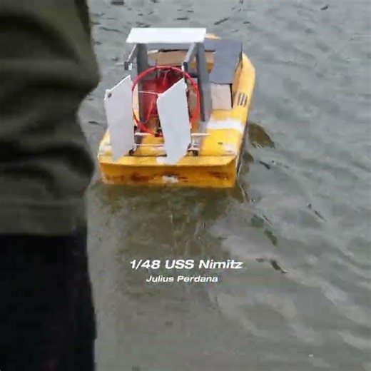 RC E-2 Hawkeye that crashed on a pond salvaged by an RC rescue boat #aircraftcarrier #ussnimitz