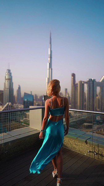It’s a wrap… and the final result are… #itsawrap #burjkhalifa #dubai #bluedress #silkdress