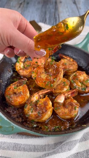 Cajun Shrimp- buttery, flavorful shrimp ready in less than 15 minutes Ingredients: 1 lbs @lobsteranywhere jumbo (8-12 ct) shrimp 2 tbs olive oil 6 tbs butter 1 shallot 1/2 lemon, juiced zested Parsley, for garnish 1/2 tsp salt 1/2 tsp paprika 1/2 tsp smoked paprika 1/2 tsp garlic powder 1/4 tsp cayenne pepper 1/4 tsp cumin 1/4 tsp oregano Method: 1. Clean, pat dry shrimp and butterfly shrimp; 2. Mix all the spices above and season shrimp with half of it; 3. Sear shrimp in olive oil over medium h