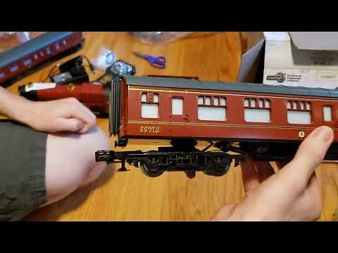 Lionel Hogwarts Express Unboxing and First Run!