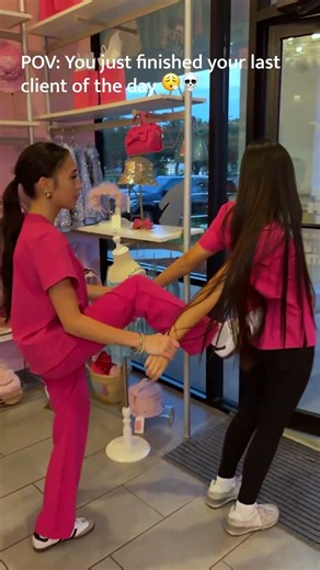 After a long day of pampering, somebody's gotta crack your back 😂💖