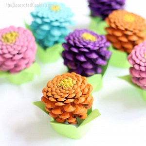 EASY PINECONE FLOWERS -- Bright home decor craft for spring.