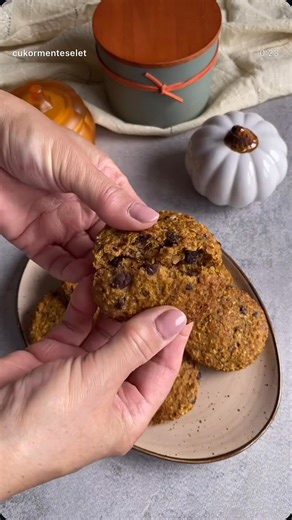 Hogy készült a sütőtökös keksz? Hát ilyen egyszerűen☺️ Sütőtökös keksz😍 Az ősz egyik kedvence ez az omlós keksz csoki darabokkal és mézeskalács illattal. Hozzávalók: 400 g sütőtök (nyersen, tisztítva mérve) 100 g graham liszt 100 g apró szemű zabpehely 65 g tk. tönkölyliszt 25 g tönköly finomliszt 50 g étcsoki 50 g dió 30 g negyedannyi 130 g puha vaj 2 tojás 2 tk. mézeskalács fűszer 1 kk. szódabikarbóna 1 csipet só Elkészítés:A vajat vedd ki a hűtőből, a megtisztított tököt vágd kockákra és 180