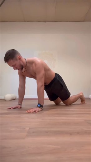 🔥 Tu as le ventre gonflé et mal au dos ? Ce n’est pas une fatalité après 40 ans. La plupart du temps, ton transverse et tes muscles profonds sont endormis → ton ventre ressort et ton dos compense. 👉 Si tu veux vraiment perdre –2 à –3 cm de tour de taille en 1 mois : ➡️ Oublie les crunchs et abdos classiques ➡️ Fais ce circuit ventre plat & dos solide, 3 à 4 fois/semaine 8 000 pas/jour, et ajoute une alimentation adaptée Résultat ? ⚡ Tu actives ton transverse (ton vrai corset naturel) ⚡ Tu prot